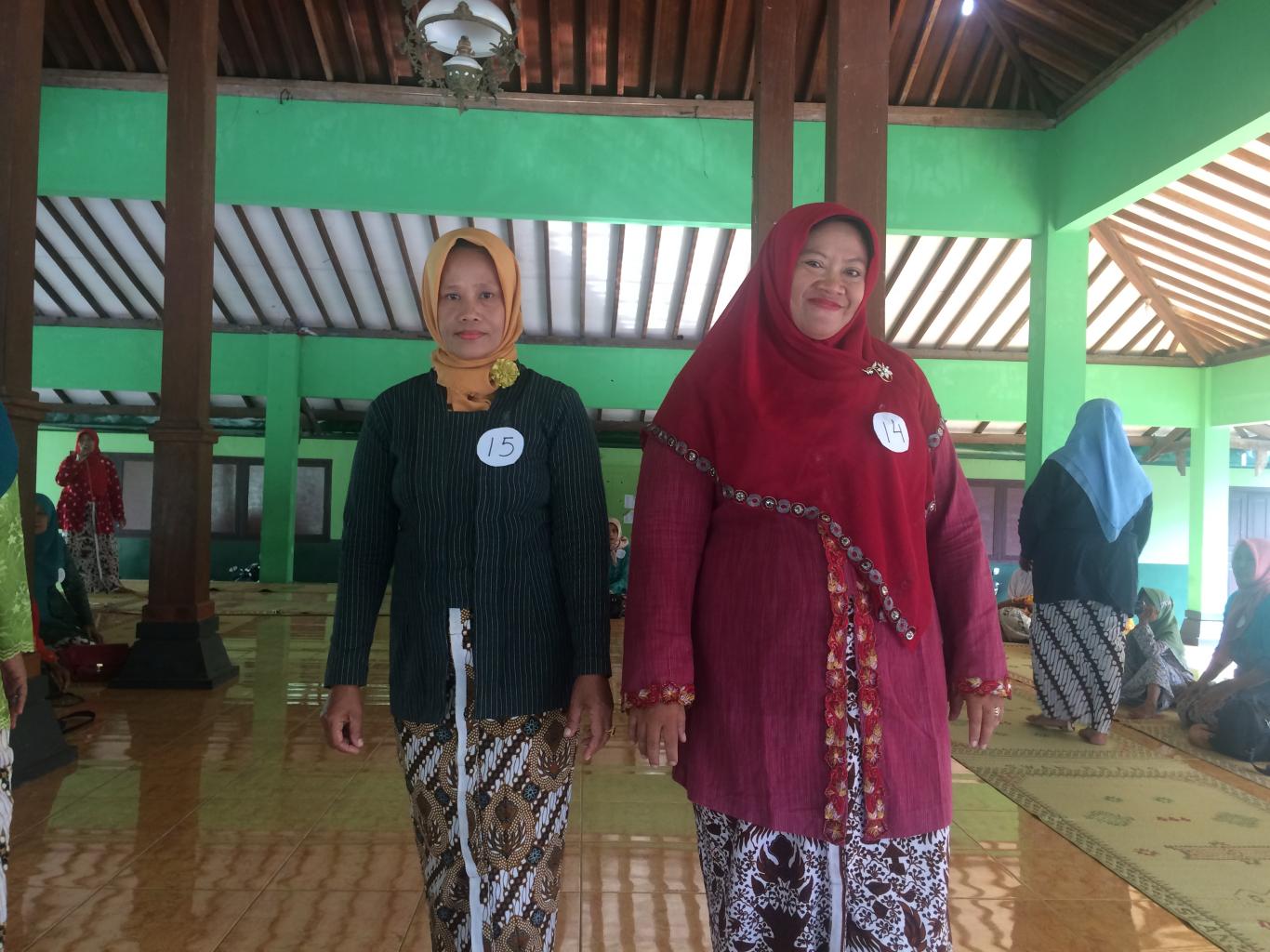 Usung tema “KARTINI MODERN” Ini Gaya FASHION SHOW Ibu-Ibu PKK DESA PLERET