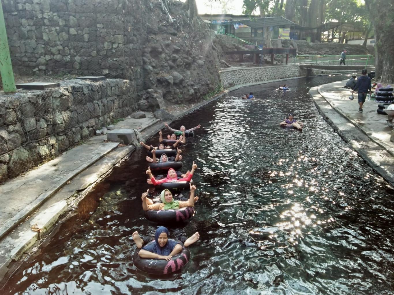 Ibu-Ibu PKK in Action “Barisan Kelabang”